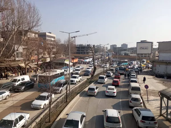 Kahramanmaraş’ta Yaz Lastiği Mesaisi: Yağışlar Bitti, Yoğunluk İkiye Katlandı