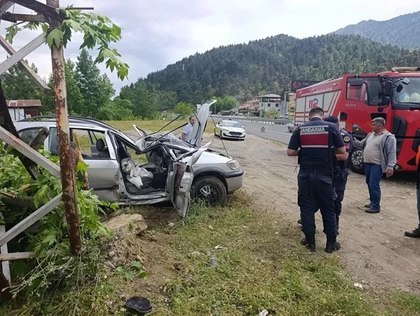 Döngel Yolunda Korkutan Kaza! Kontrolden Çıkan Otomobil Direğe Saplandı: 1 Yaralı