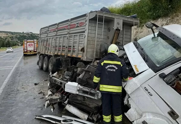 Narlı Yolunda Can Pazarı! Toprak Alana Savrulan Tırın Sürücüsü Kabinde Sıkıştı