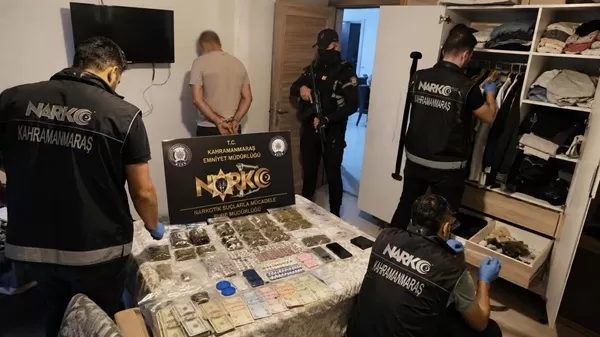 Kahramanmaraş’ta Geniş Çaplı Narko-Operasyon: 3 Tutuklama, Kara Para ve Hammadde Ele Geçirildi