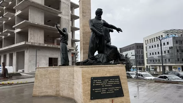 Kıbrıs Meydanı’nda Tarihi Buluşma: Atatürk ve Sütçü İmam Anıtı Restore Edilerek Yerine Yerleştirildi!