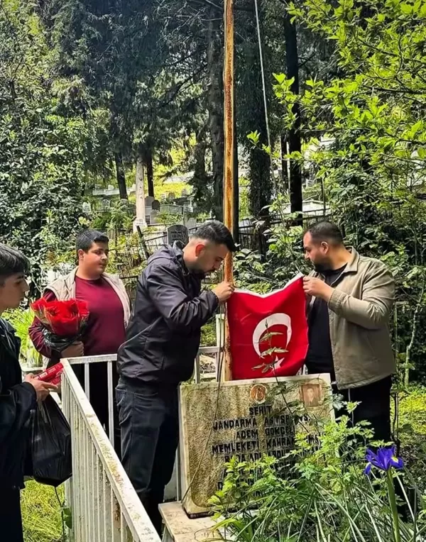 Andırınlı Gençlerden Duygulandıran Vefa: Şehitlerimizin Gönderdeki Bayrakları Tek Tek Yenilendi!