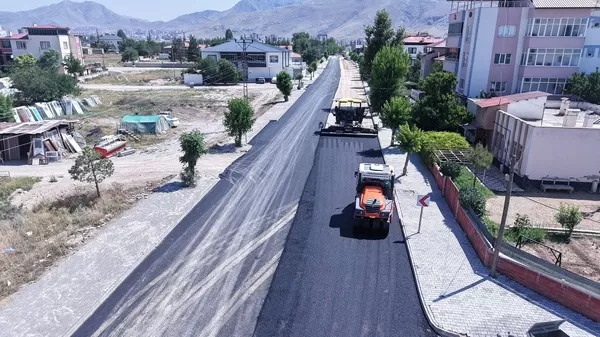 Elbistan’da Büyükşehir Mesaisi: Tepebaşı Caddesi’ne Sıcak Asfalt Müjdesi!