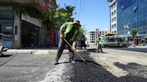 Büyükşehir Veysel Karani Caddesi’ni Asfaltladı!