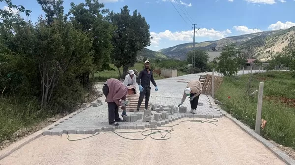 Büyükşehir’den Çağlayancerit Kırsalına 3 Bin Metrekarelik Kilit Parke