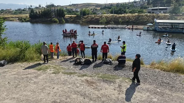 Büyükşehir Ekiplerinden Ceyhan Nehri’nde Dev Çevre Harekâtı: 500 Yıllık Tarihi Köprüde “Sıra Sende” Pankartı!