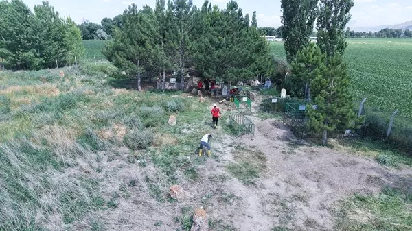 Başkan Fırat Görgel’den Elbistan’a Büyük Vefa: 15 Mahalle Mezarlığı Pırıl Pırıl Oldu, Muhtarlar Teşekkür Etti!