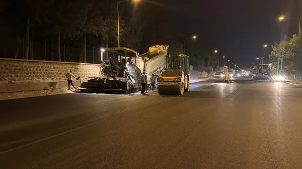 Girne Caddesi’nde Gece Asfaltlama Çalışması Yürütülüyor