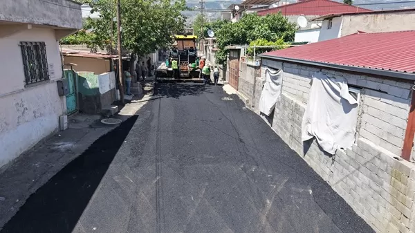 Büyükşehir’den 15 Sokağa Birden 2 Kilometrelik Sıcak Asfalt Dopingi!