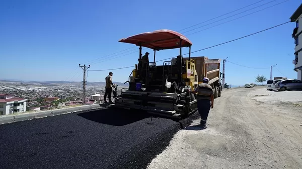 Aslanbey Mahallesi’nde Sıcak Asfalt Serim Çalışmaları Devam Ediyor
