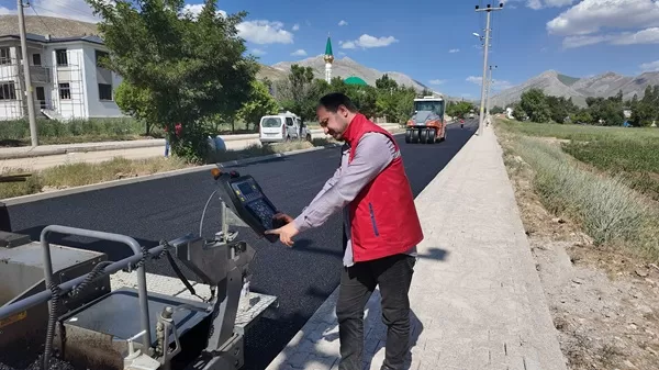 Önce Yürüyüş Yolu Bitirildi, Şimdi De Sıcak Asfalt Seriliyor!