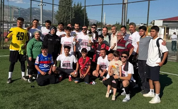 Döngele Fırtınası Kupa Getirdi! Necip Fazılspor’u 6-0 Deviren Döngele Bozdağspor 1. Amatör’de! Kurallar Maçı Bitirdi!
