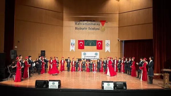 Mehmet Akif Ersoy’da Muhteşem Gece! Kafkas Rüzgârı Maraş’ı Salladı: İzleyenler Ayakta Alkışladı!