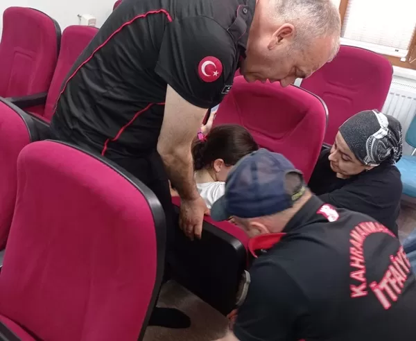Gençlik Merkezinde Koltuğa Sıkışan Yavrumuz İçin İtfaiye Seferber Oldu!