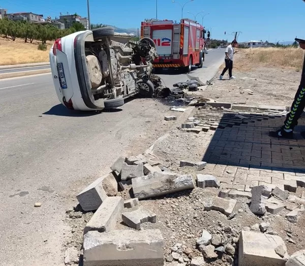 Onikişubat’ta Otomobil Kaldırıma Çarparak Devrildi: 1 Yaralı