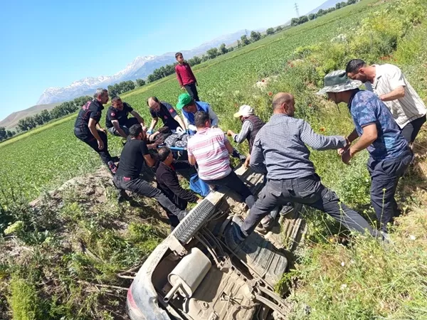 Otomobil Sulama Kanalına Uçtu, Kahraman İtfaiye Sıkışan 4 Canı Kurtardı!