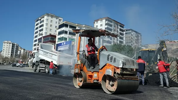 Dev Şantiye Kuruldu, Silindirler Sahaya İndi! Fırat Görgel’den Tarihi Hamle: 11 Noktada Birden 23 Kilometre Asfalt!