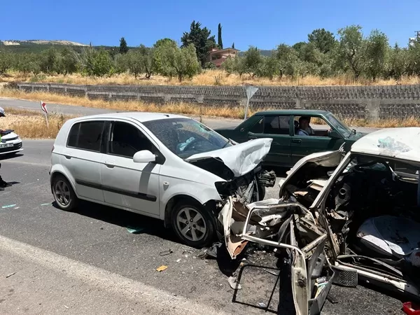 Kahramanmaraş’ta iki otomobil kafa kafaya çarpıştı: 2 yaralı