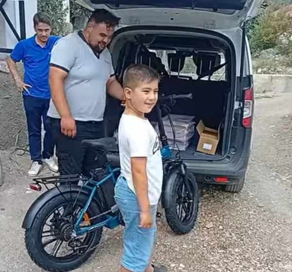 Babadan Oğluna Elektrikli Bisiklet Sürprizi: Andırın’da Gülümseten Anlar