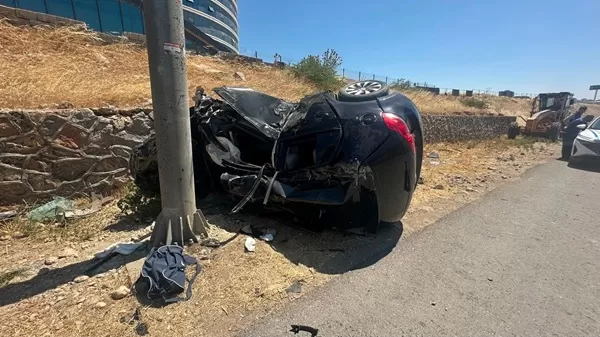 Kahramanmaraş’ta Otomobil KGYS Direğine Çarptı: 2 Ağır Yaralı