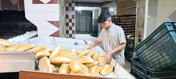 -45 derecelik sıcakta gece mesaisi: Fırıncılar vatandaş uyurken ekmek üretiyor