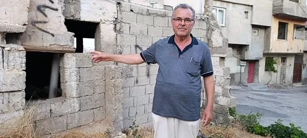 Depremde yıkılmayan mahallede evin bodrumunda mezar ortaya çıktı