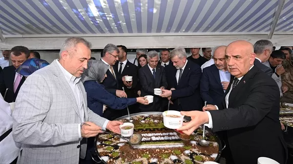 Büyükşehir Belediyesi Tarihi Ulu Camii’nde 5 Bin Kişiye Aşure İkram Etti