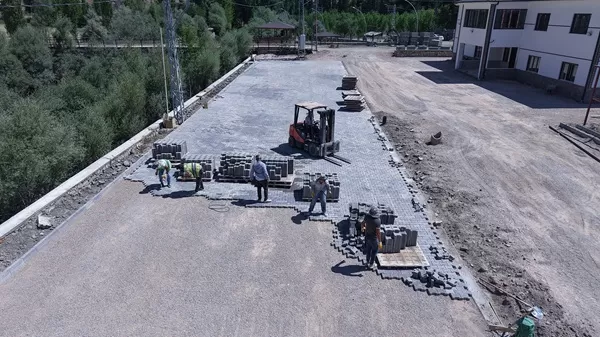 Büyükşehir’den Elbistan Karahasanuşağı’nda Kilit Parke Çalışması
