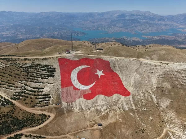 Ahır Dağı’ndaki Dev Türk Bayrağı Yeniden Düzenlendi