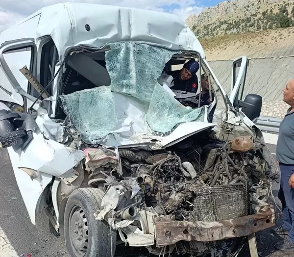 Onikişubat’ta Trafik Kazası: Araçta Sıkışan Sürücü Kurtarıldı