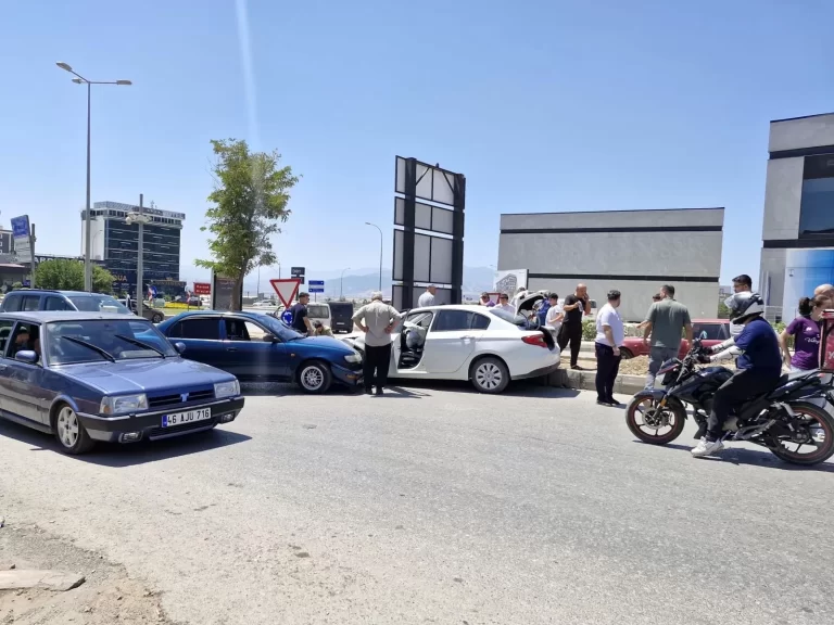 Kahramanmaraş’ta İki Otomobil Çarpıştı: Biri Çocuk 3 Yaralı