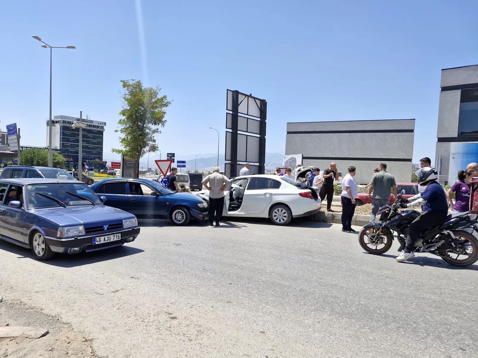Kahramanmaraş’ta İki Otomobil Çarpıştı: Biri Çocuk 3 Yaralı