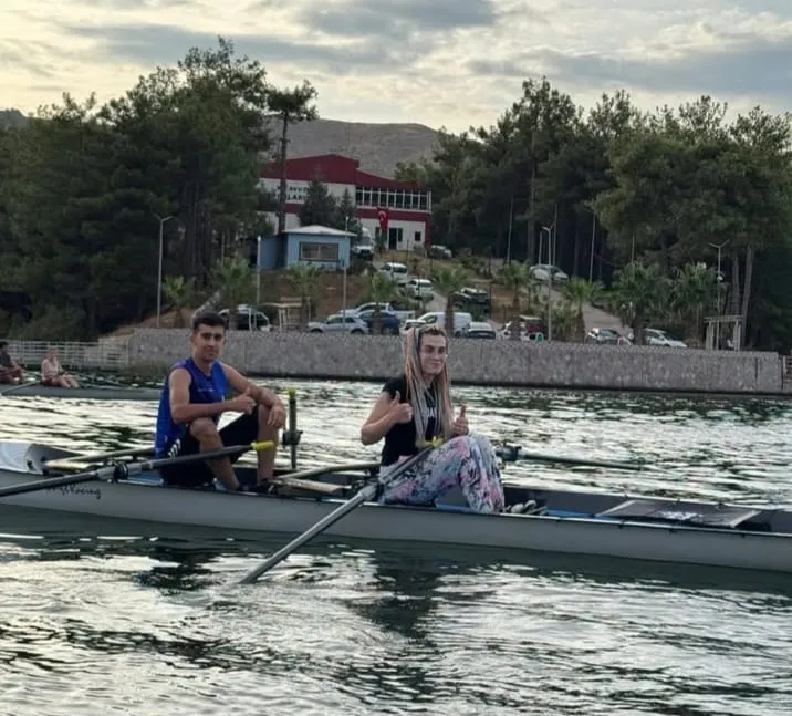 Kılavuzlu Barajı’nda 30 Ağustos Coşkusu: Kano Sporcularından Görsel Şölen