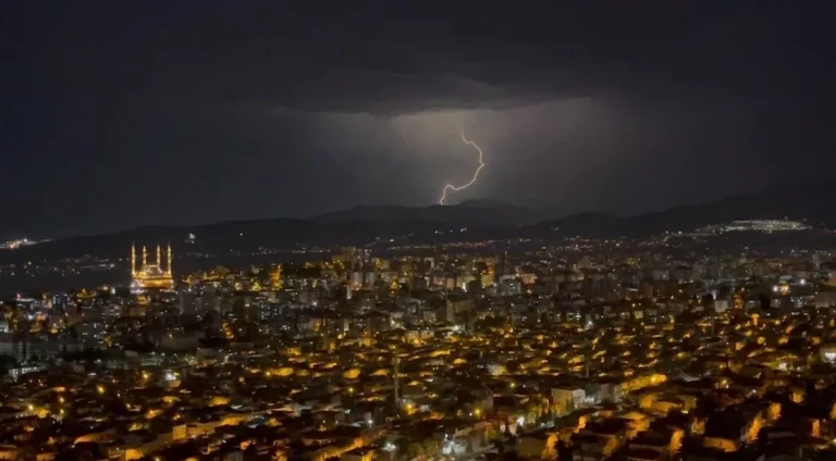 Kahramanmaraş’ta Yıldırımlar Geceyi Gündüze Çevirdi