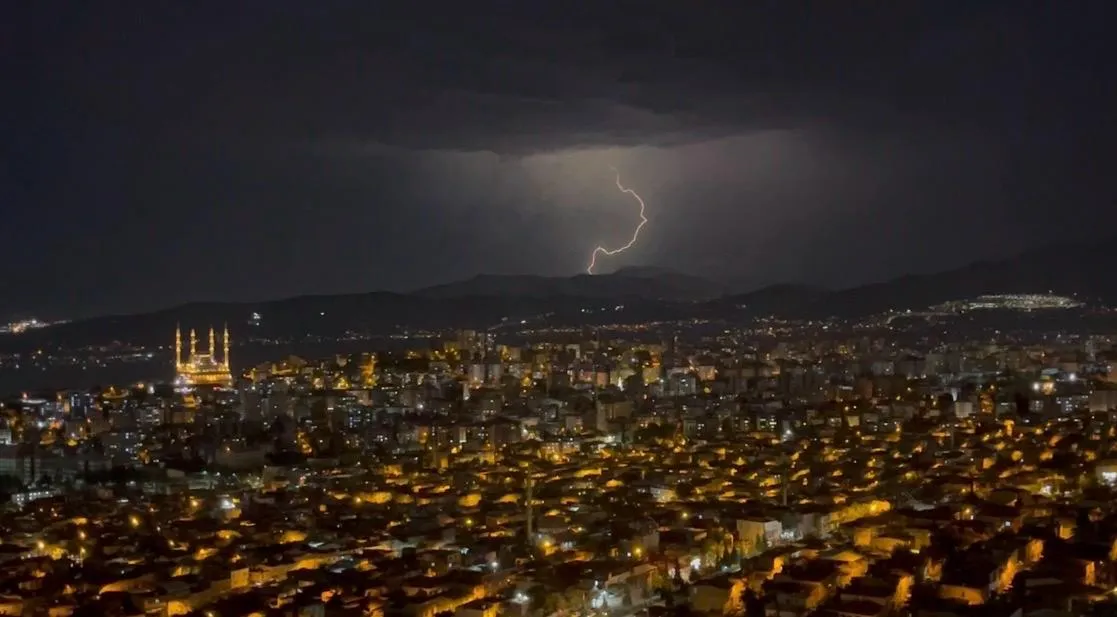 Kahramanmaraş’ta Yıldırımlar Geceyi Gündüze Çevirdi