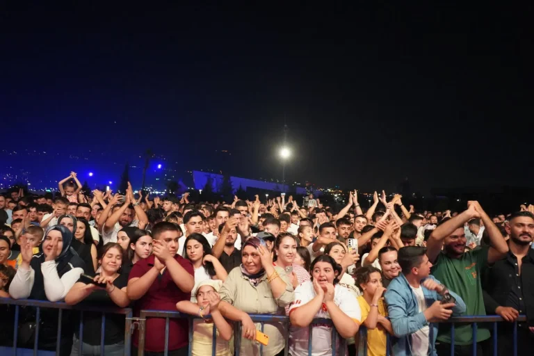 Onbinlerce kişinin coşkuyla katıldığı Blueland Gençlik Festivali Sona Erdi