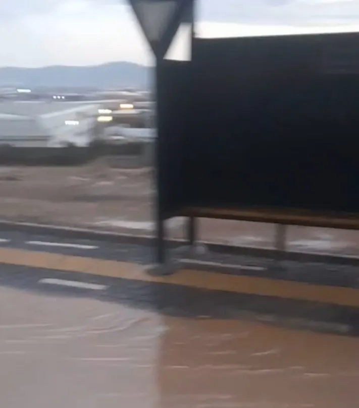 Kahramanmaraş’ta Sağanak Yağış Hayatı Felç Etti: Barbaros Mahallesi’nde Duraklar Göle Döndü!