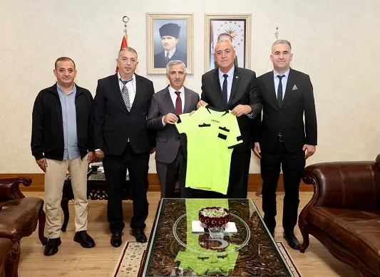 Yeni İl Hakem Kurulu Heyetinden Vali Ünlüer’e Ziyaret: Anlamlı Hediye!