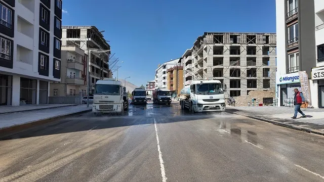Büyükşehir’den Elbistan’da Döküm-Döküm Temizlik!