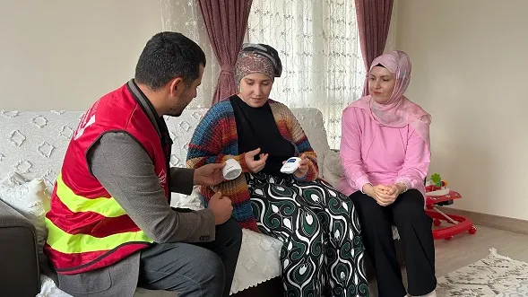 Büyükşehir’in Dokunuşuyla Evler Daha Güvenli: İşitme Engelli Çifte Bebek Uyarı Cihazı Desteği!