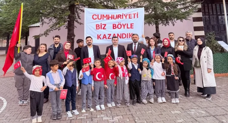 Elbistan’da Cumhuriyet Coşkusu Tavan Yaptı! Kortej Yürüyüşü ve Vatan Türküleri Damga Vurdu