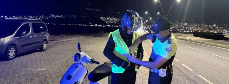 Kahramanmaraş’ta Jandarmadan Motosikletlilere Hayati Dokunuş: Reflektif Yelek Desteği